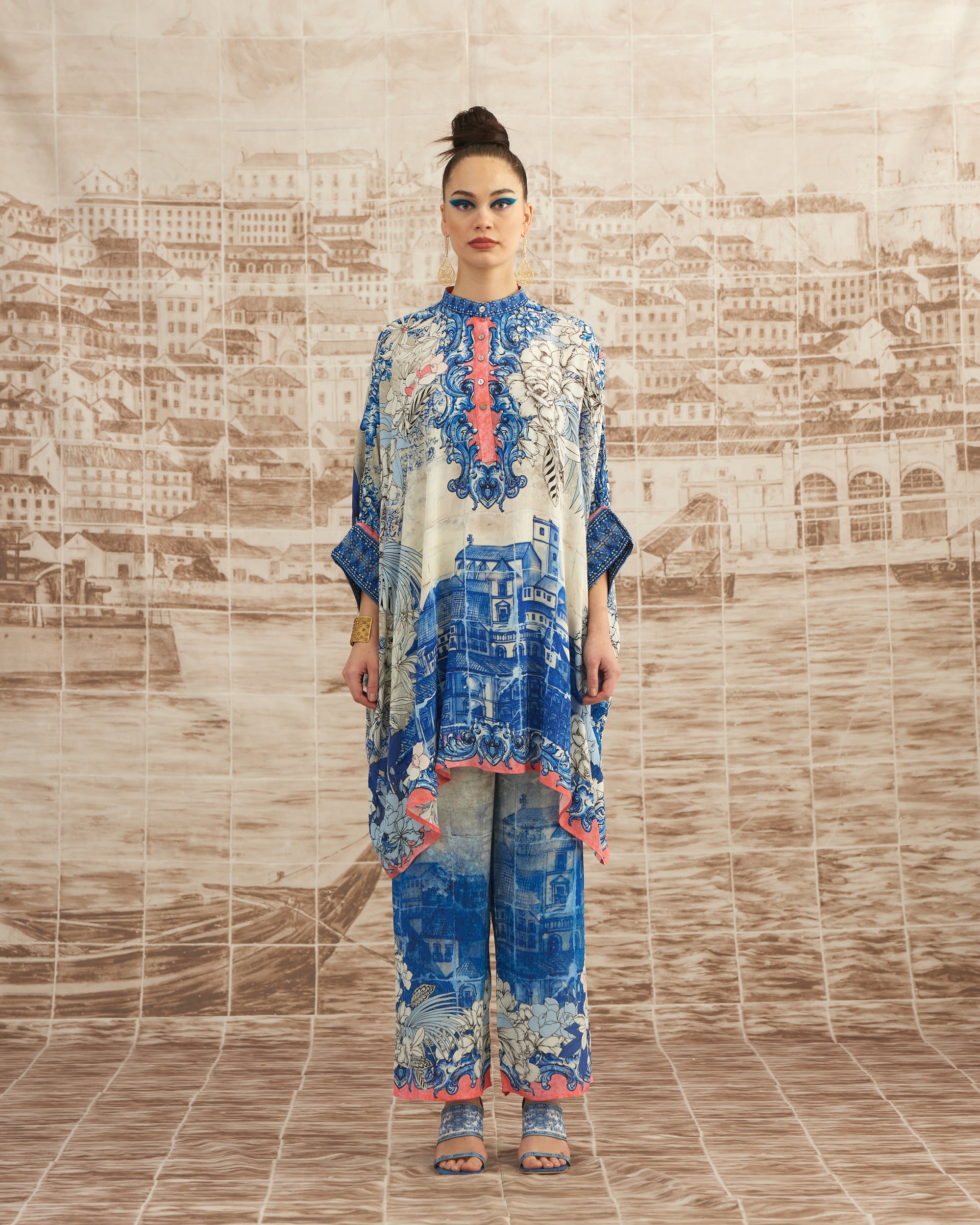 Love in Portofino (Portofino) : Chanel 36" - Blue/Coral
