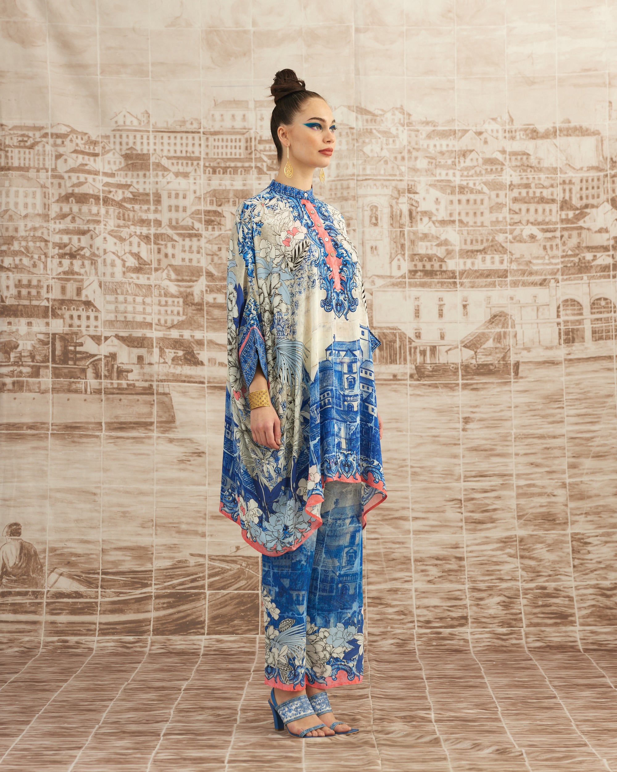 Love in Portofino (Portofino) : Chanel 36" - Blue/Coral