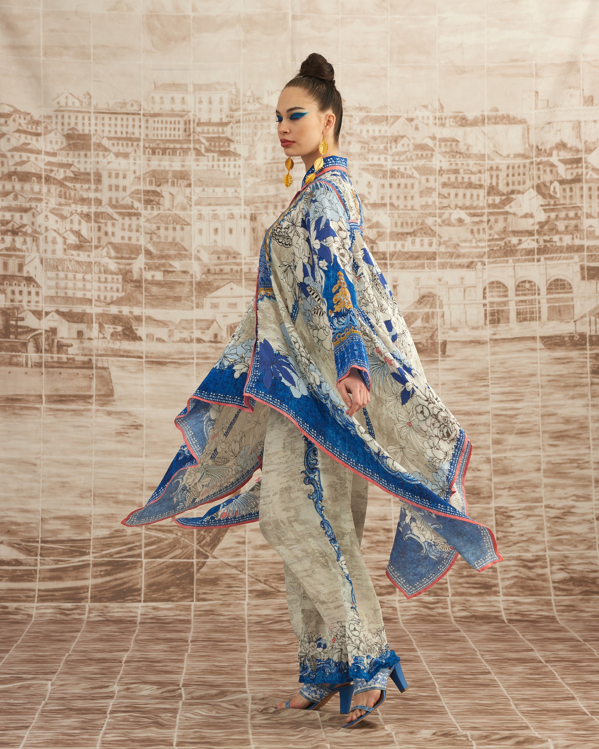 Love in Portofino (Portofino) : Shibani - Blue/Coral