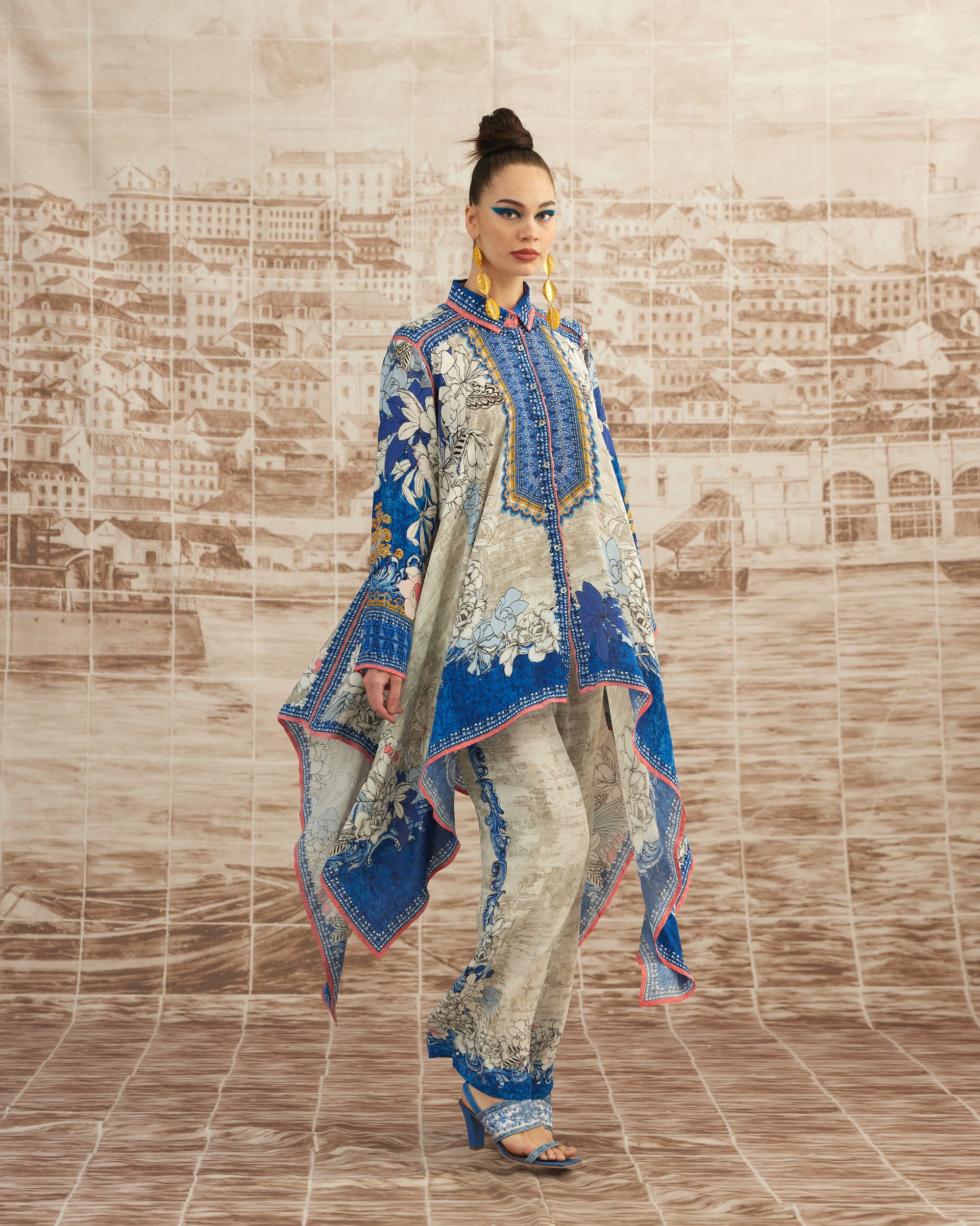 Love in Portofino (Portofino) : Shibani - Blue/Coral