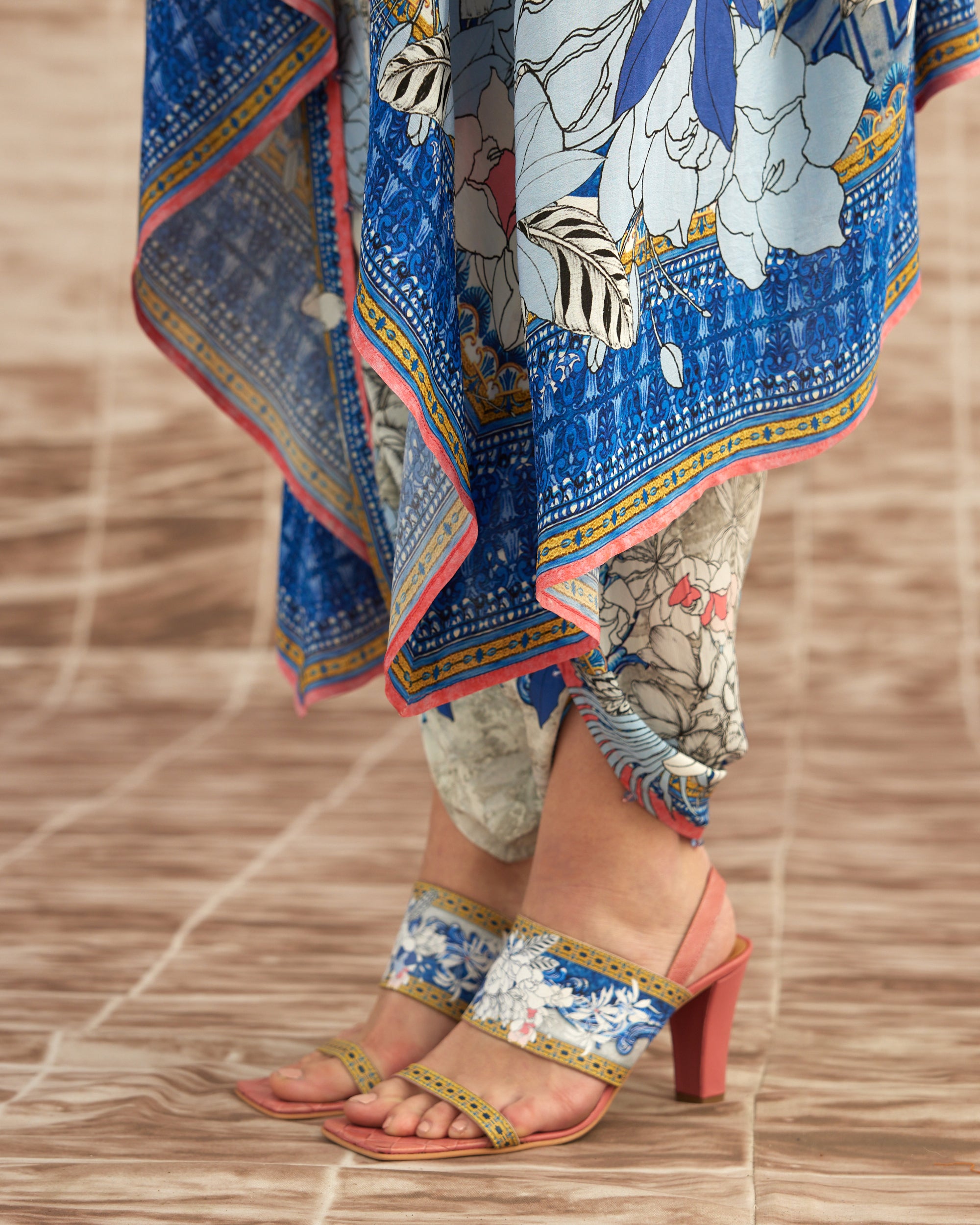 Love in Portofino (Portofino) : Lavanya - Blue/Coral