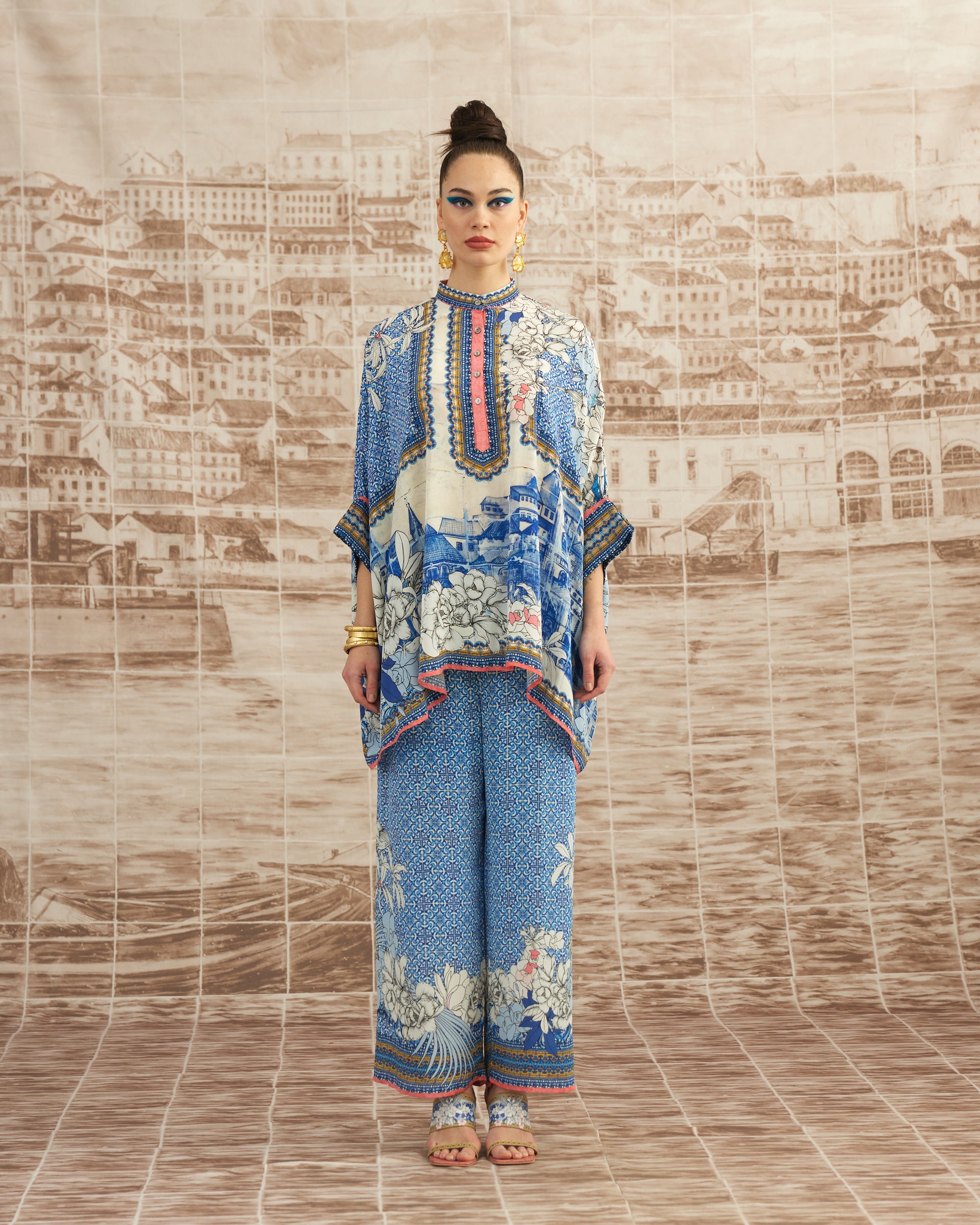 Love in Portofino (Portofino) : Chanel - Coral/Blue