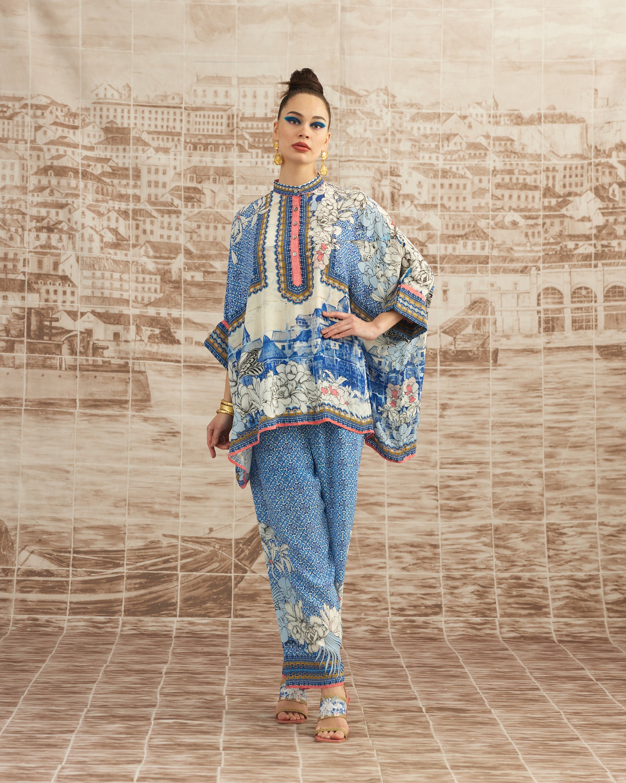 Love in Portofino (Portofino) : Chanel - Coral/Blue