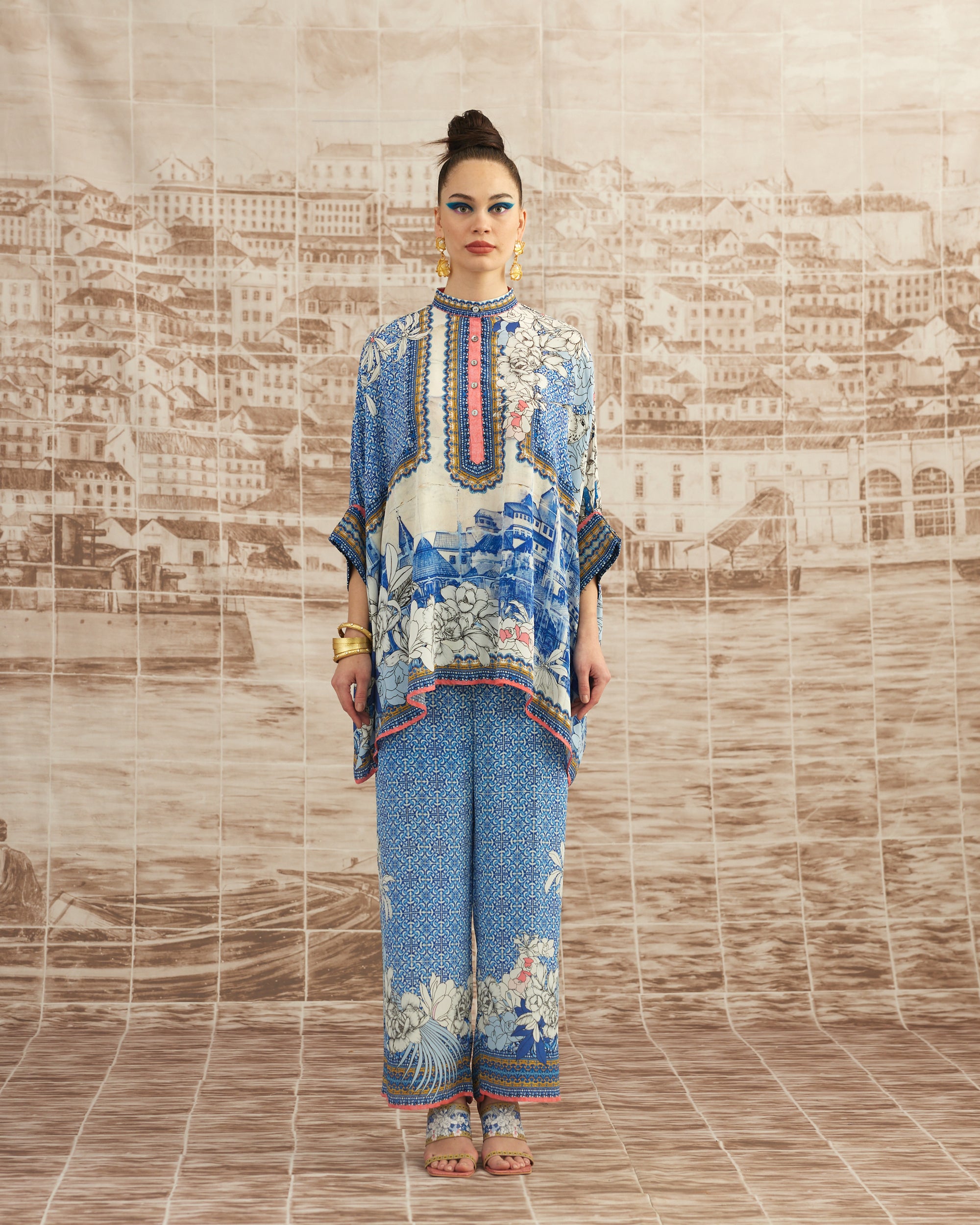 Love in Portofino (Portofino) : Chanel - Coral/Blue