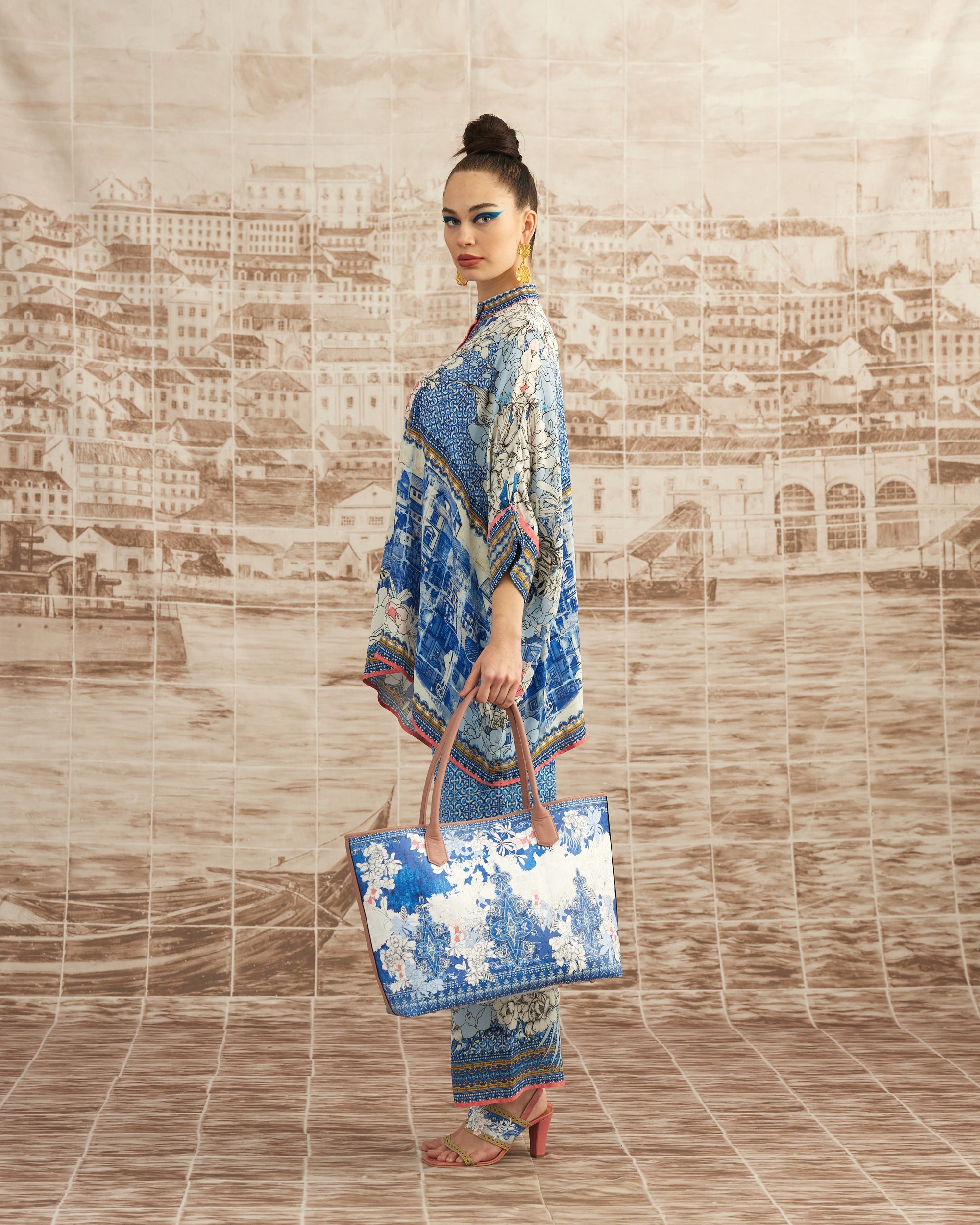 Love in Portofino (Portofino) : Chanel - Coral/Blue