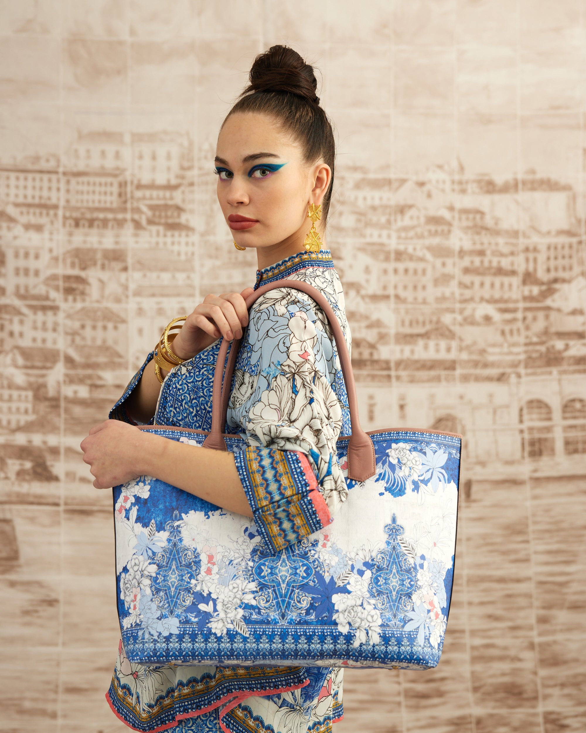Love in Portofino (Portofino) : Chanel - Coral/Blue