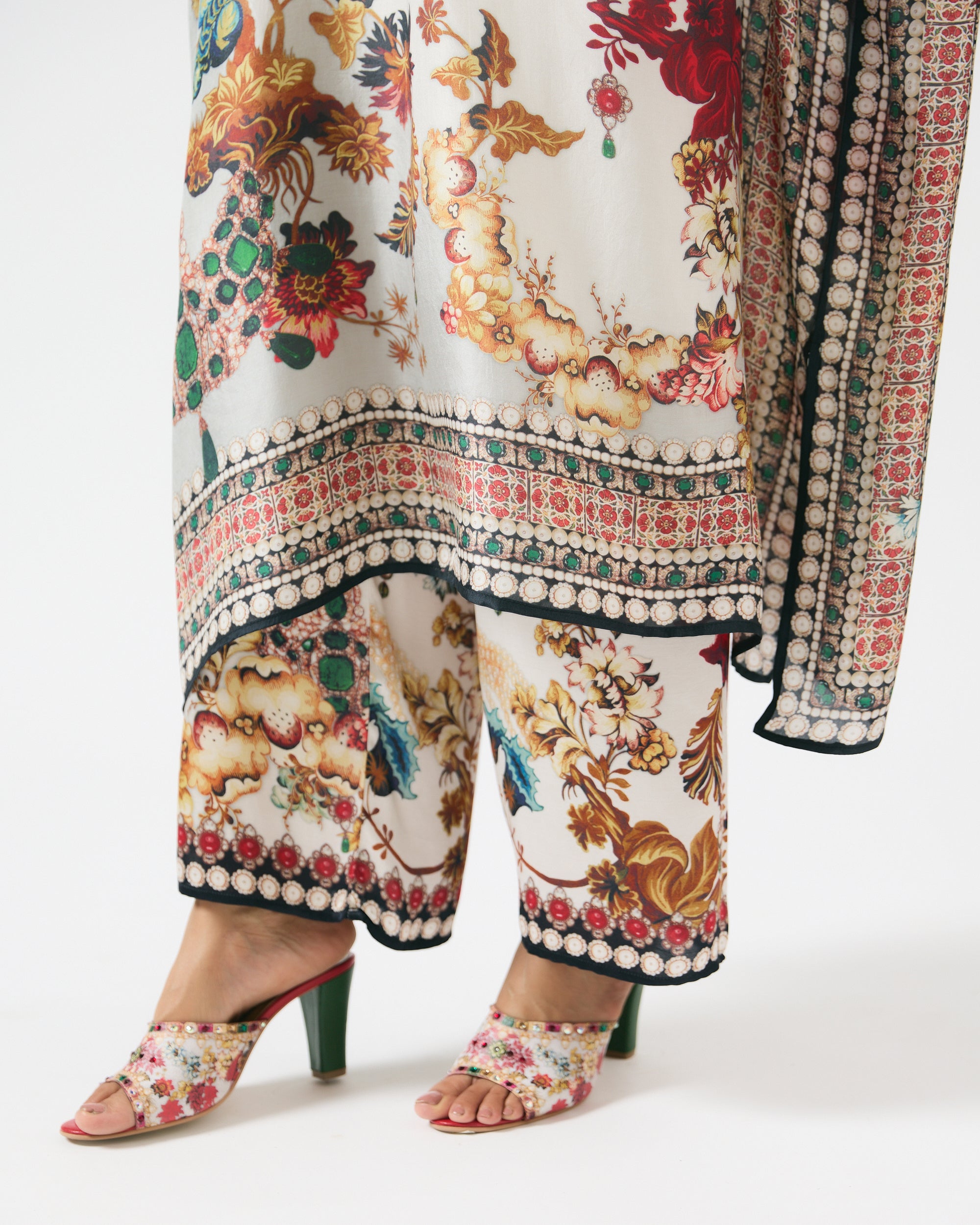 Nizam : Ghufrina - Ivory/Red