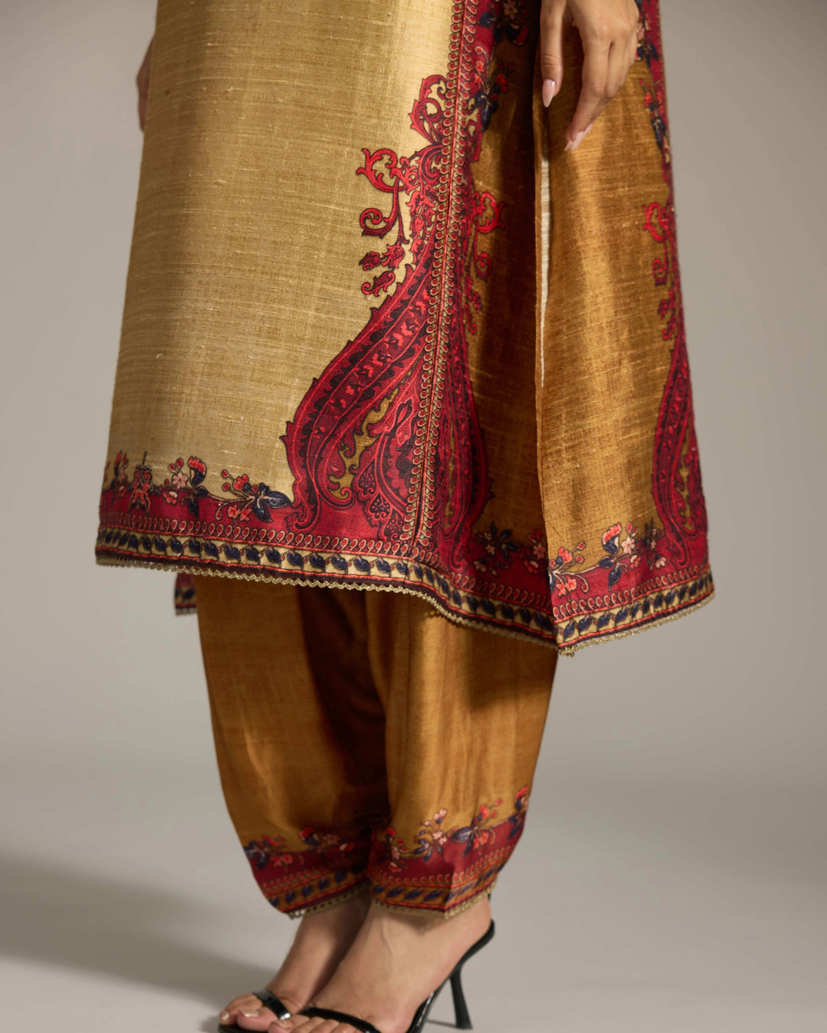 CHINTZ : Amrapali
