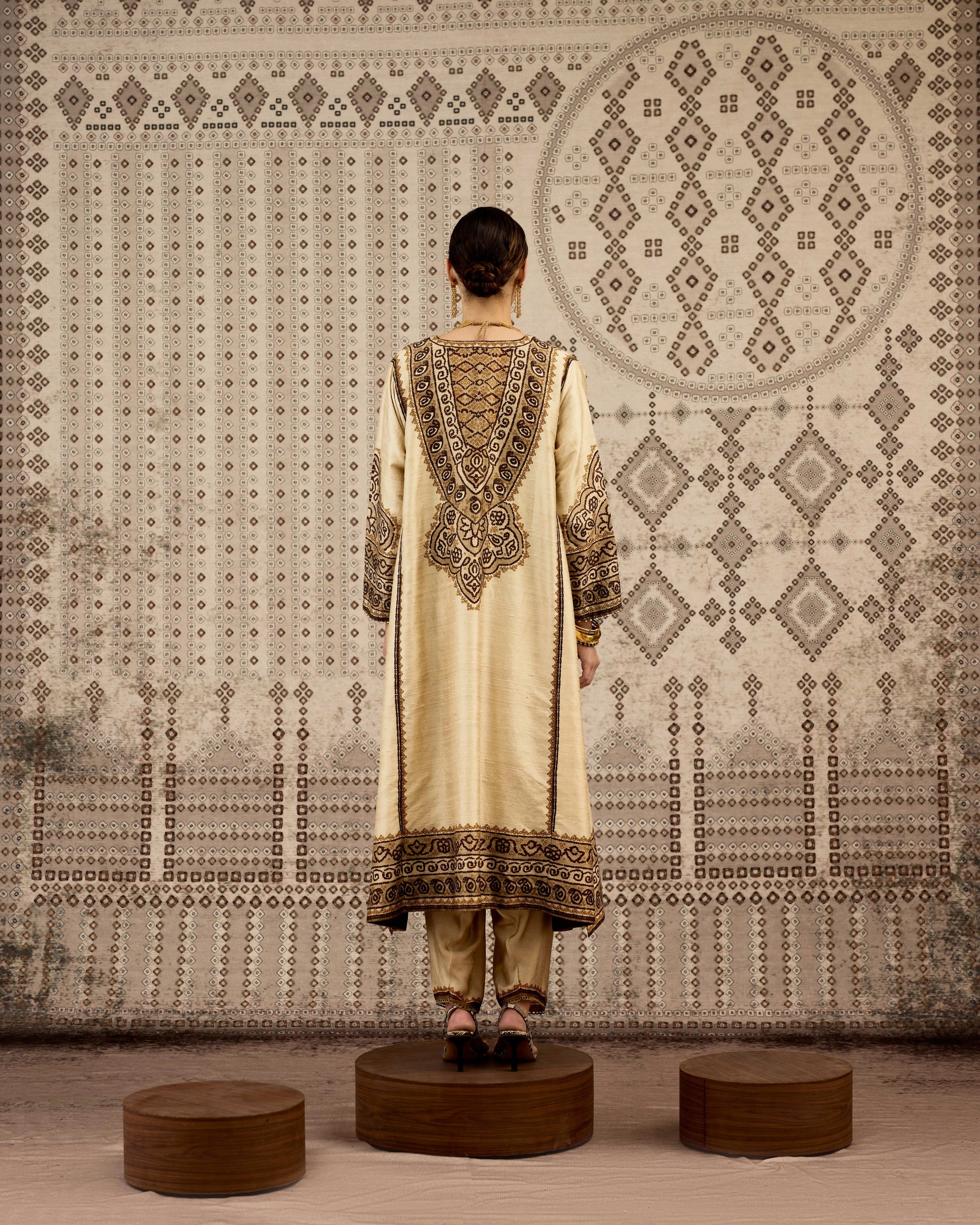 BANDHEJ : Amrapali