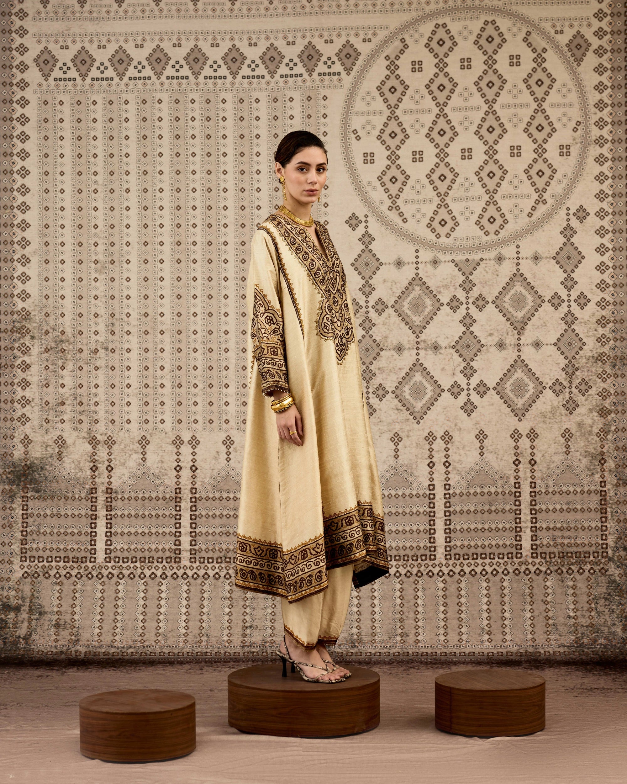 BANDHEJ : Amrapali