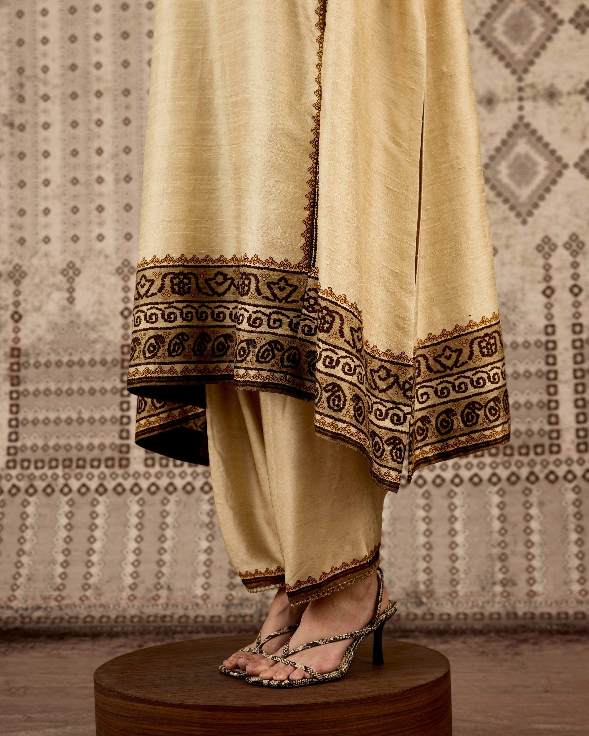 BANDHEJ : Amrapali
