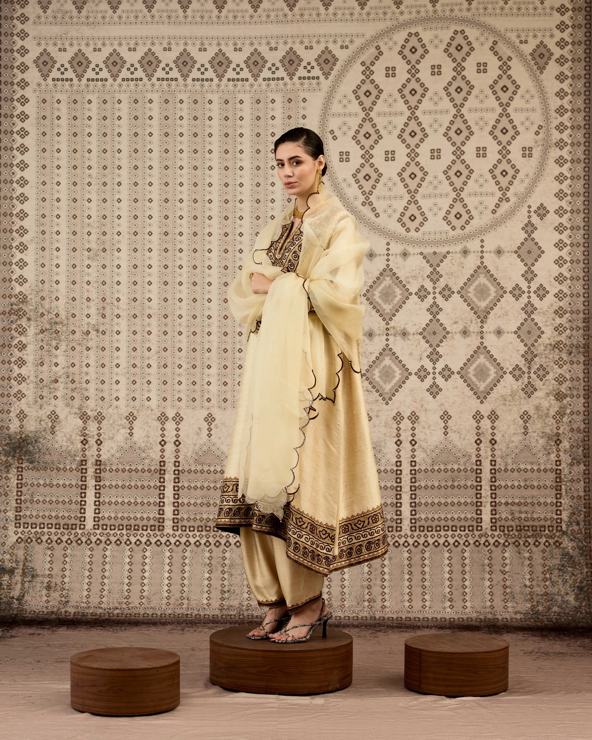 BANDHEJ : Amrapali