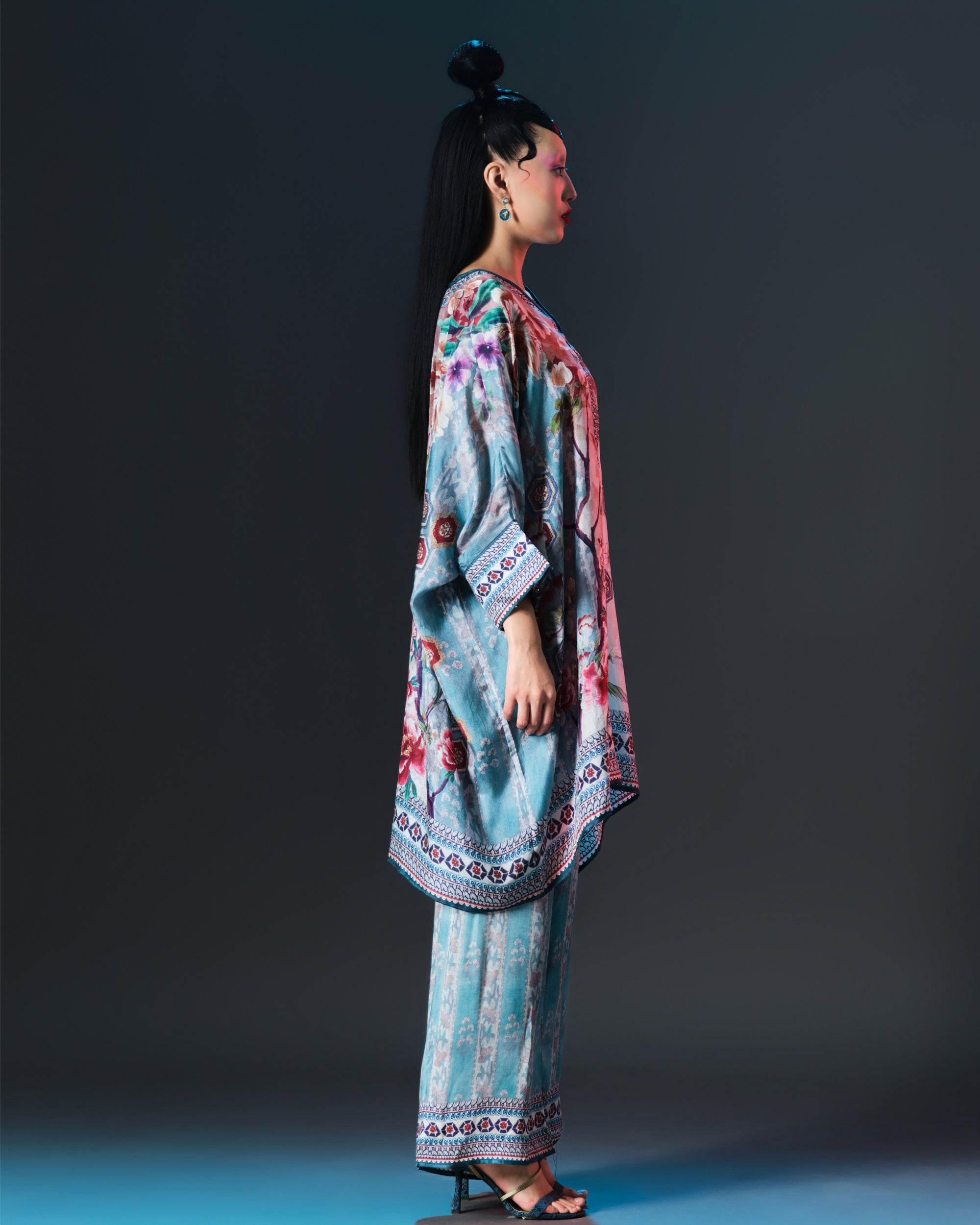Ikebana : Chanel 36" - Aqua/Beige