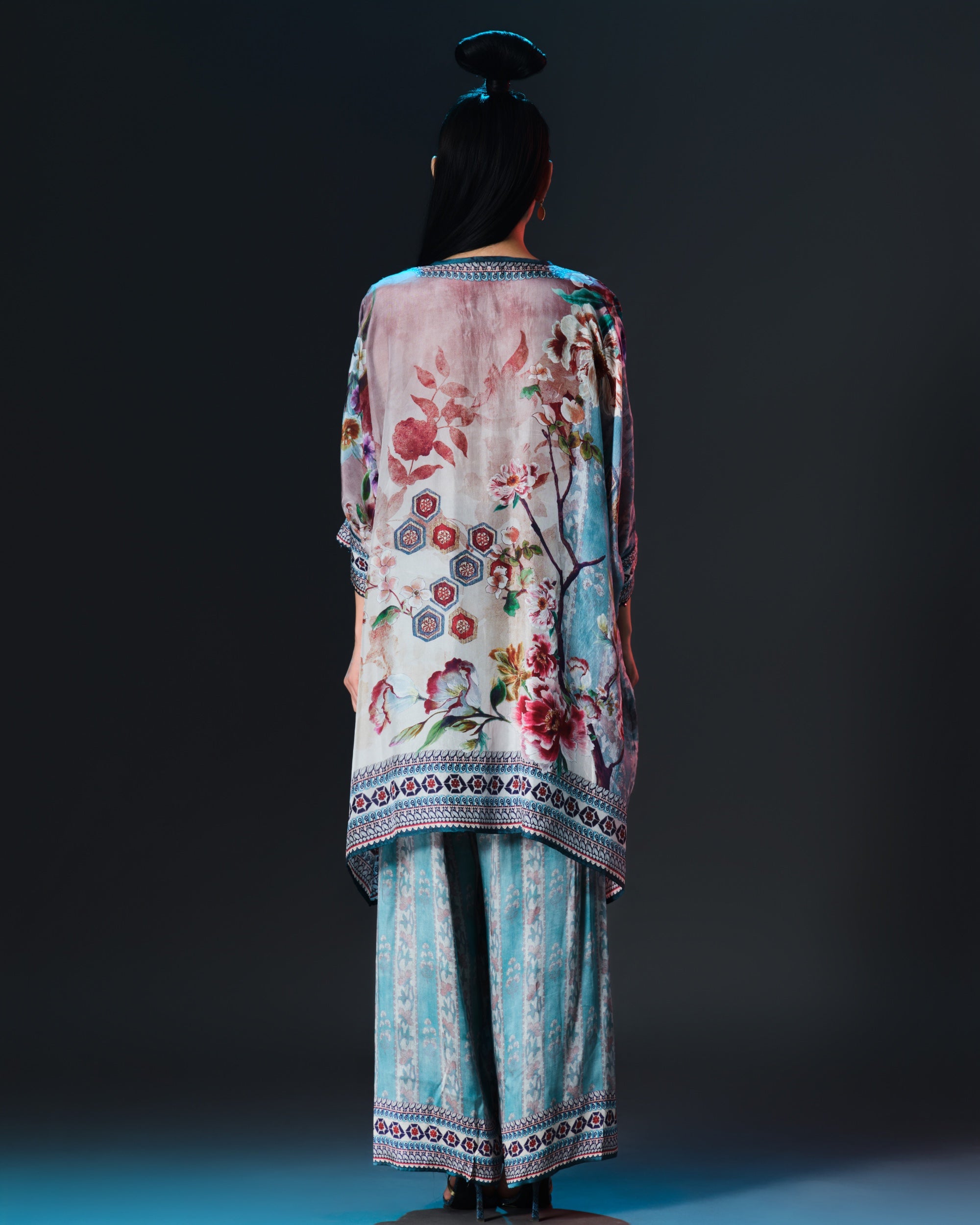 Ikebana : Chanel 36" - Aqua/Beige