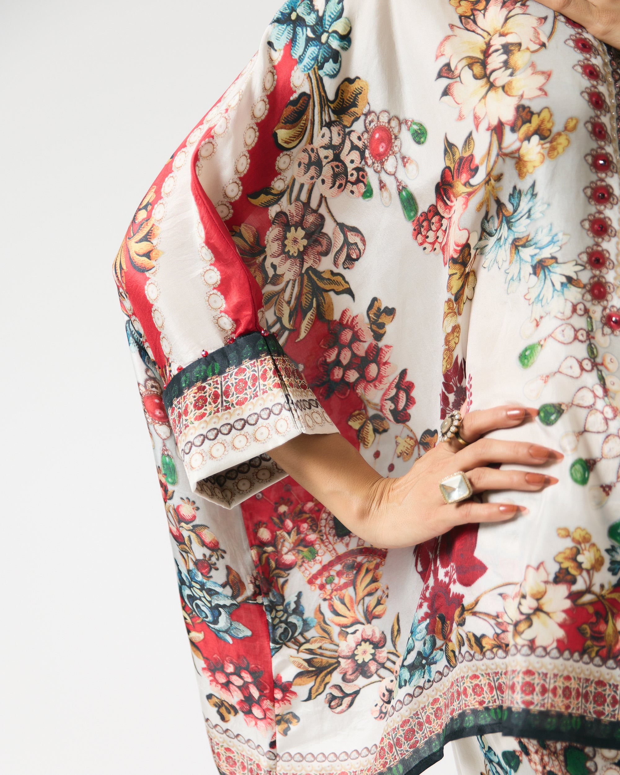 Nizam : Chanel/Sonth - Ivory/Red