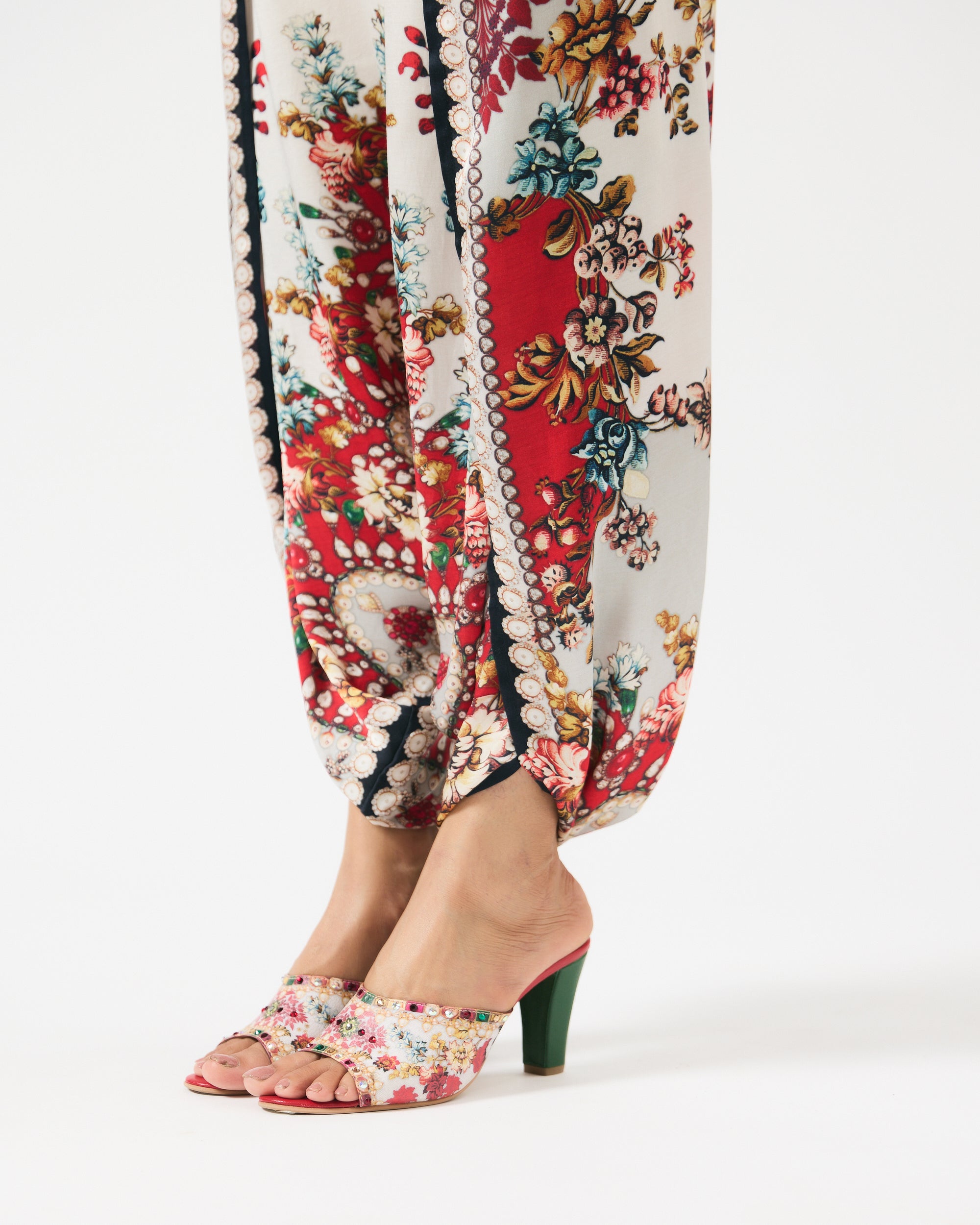 Nizam : Chanel/Sonth - Ivory/Red