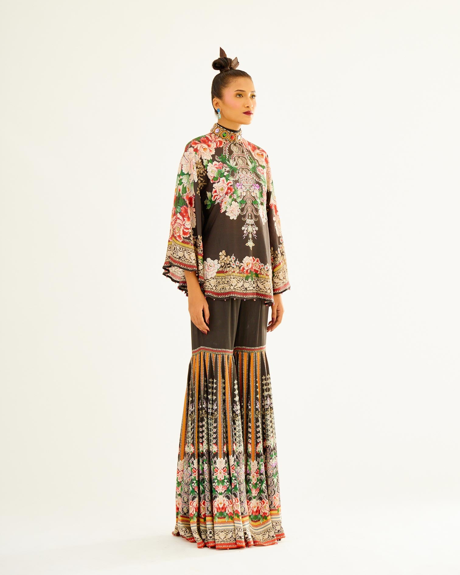 Sayuri : Poonam Sharara - Black