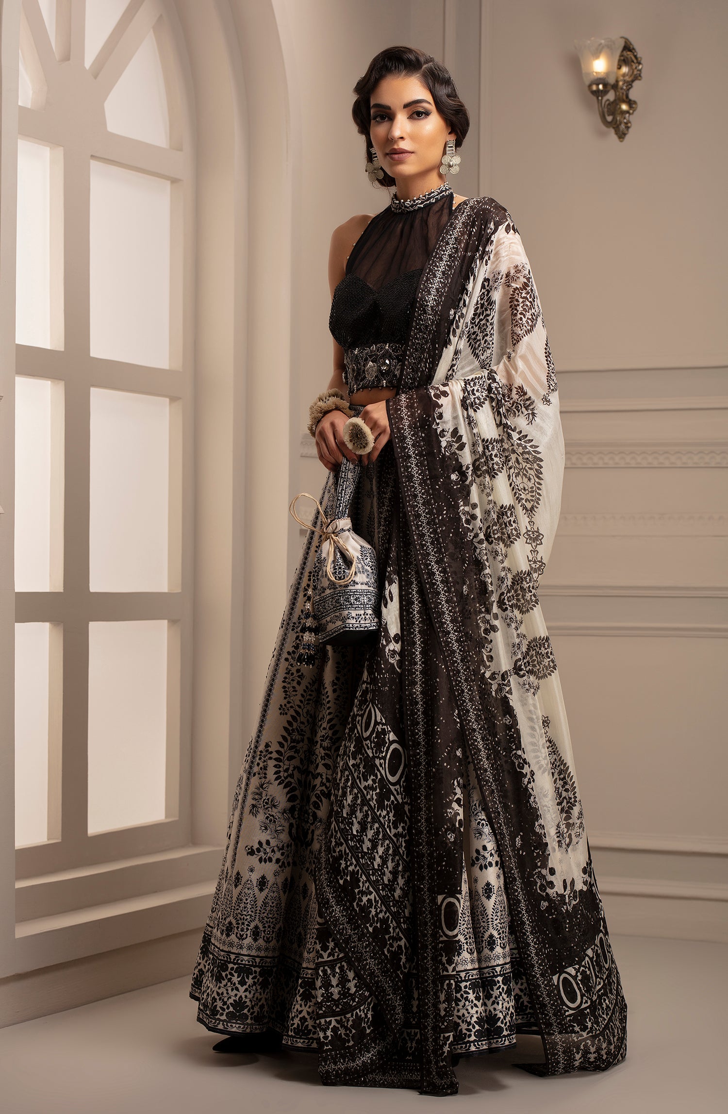 Mandawa Leela : Black/White