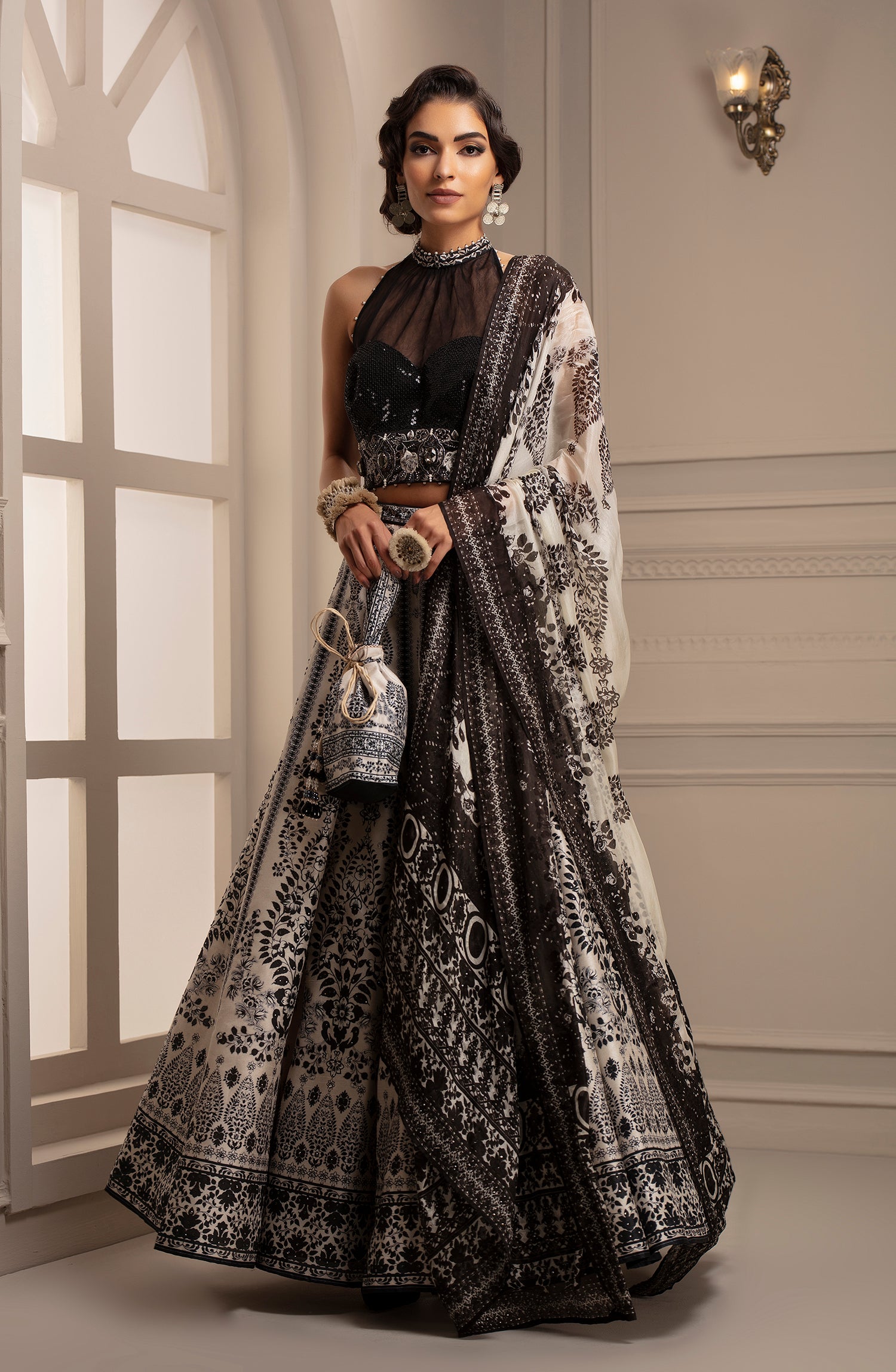 Mandawa Leela : Black/White