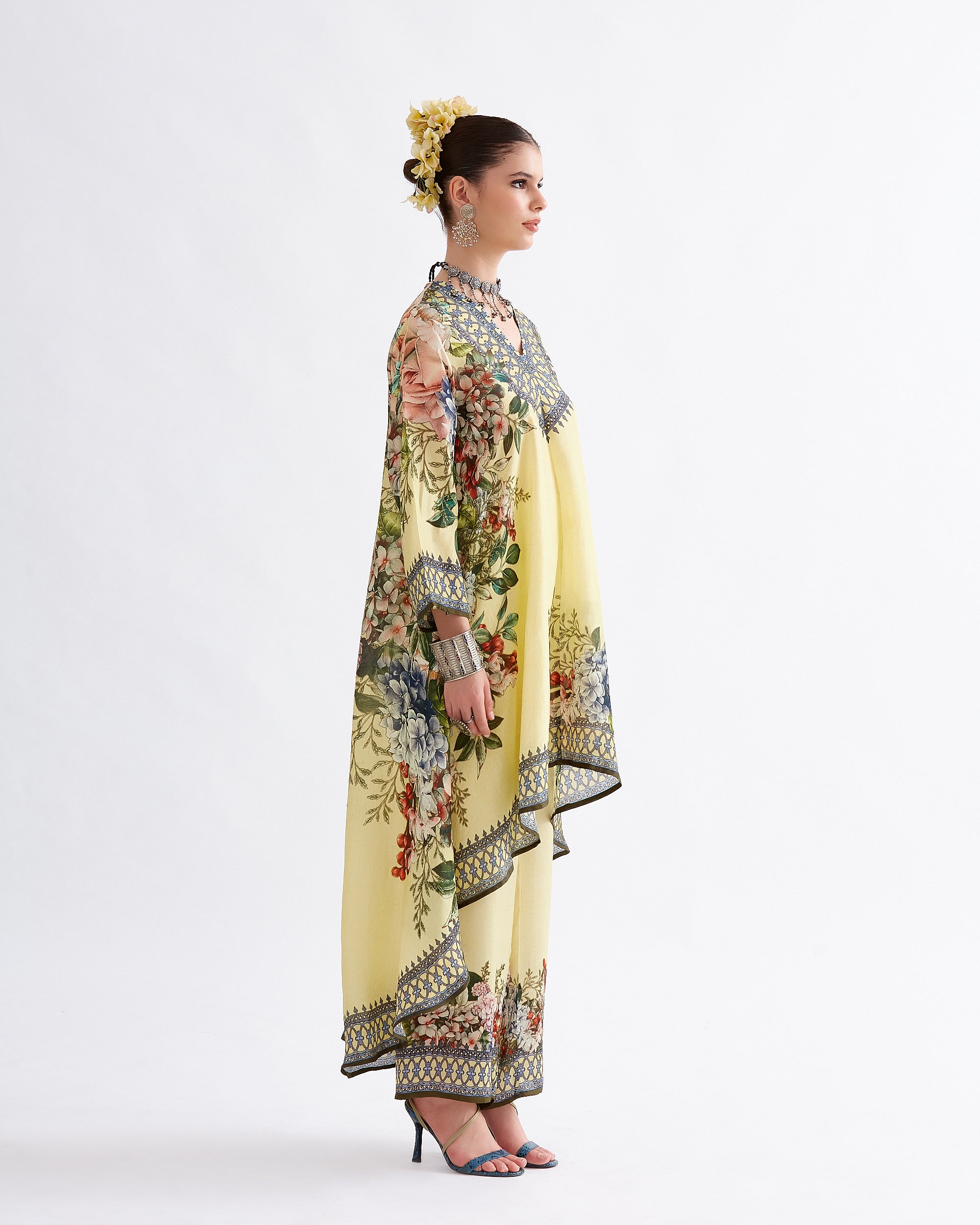 A Notting Hill Summer : Aarvi - Buttercup