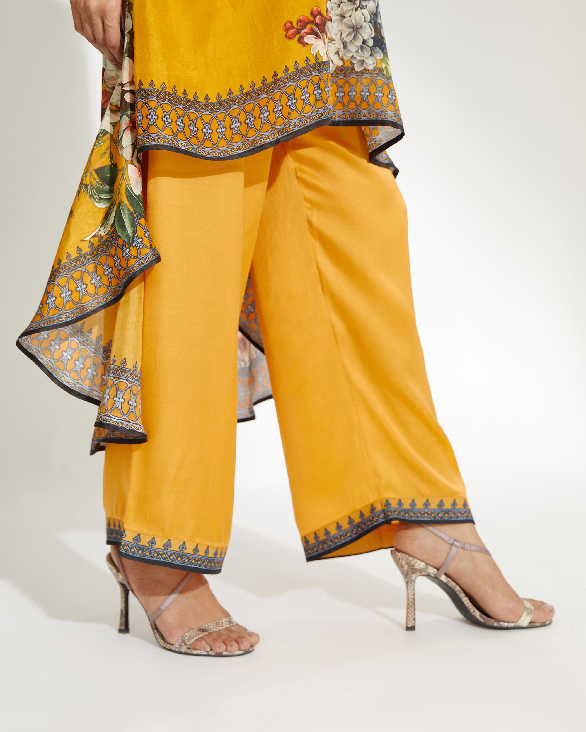 A Notting Hill Summer : Aarvi - Mustard