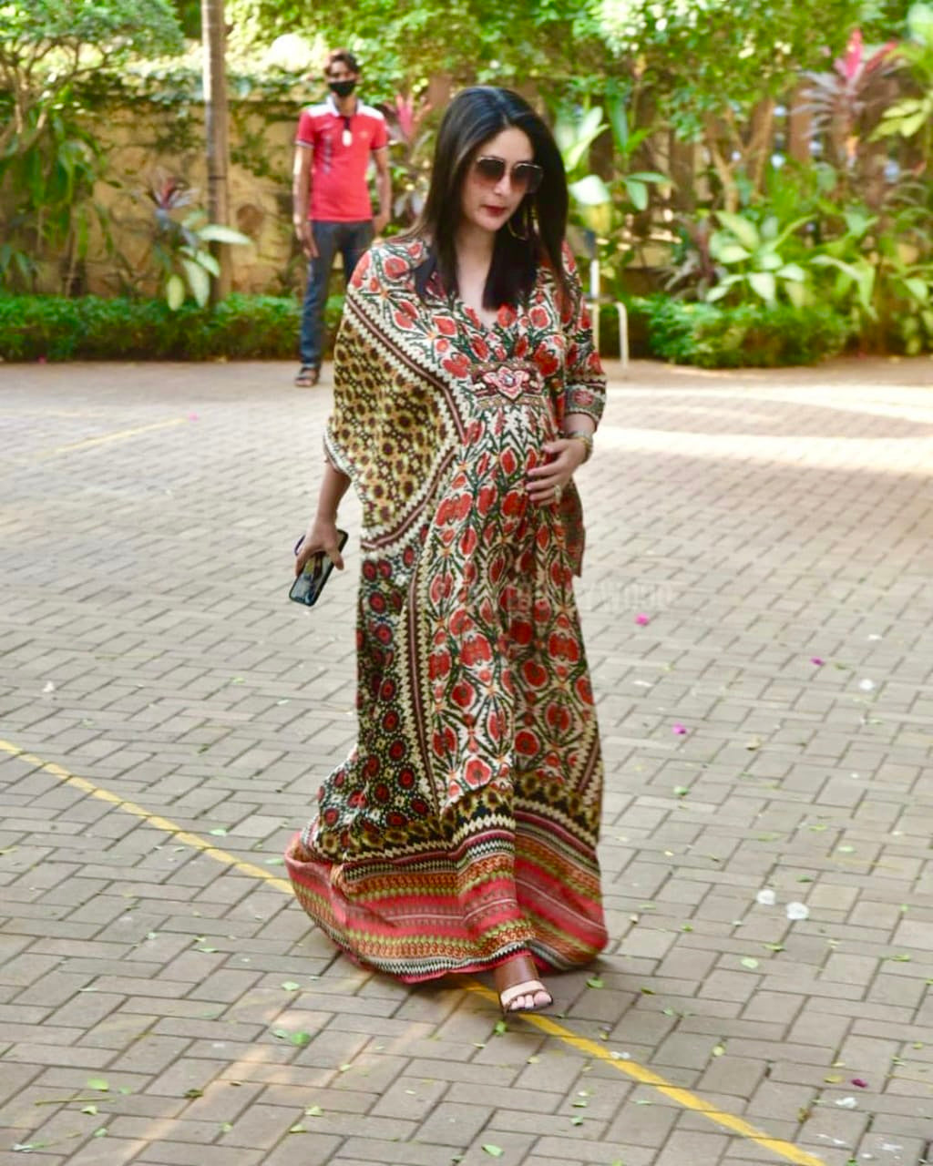 fitted lace wedding dress Kareena Kapoor Khan (kareenakapoorkhan) – Rajdeep Ranawat