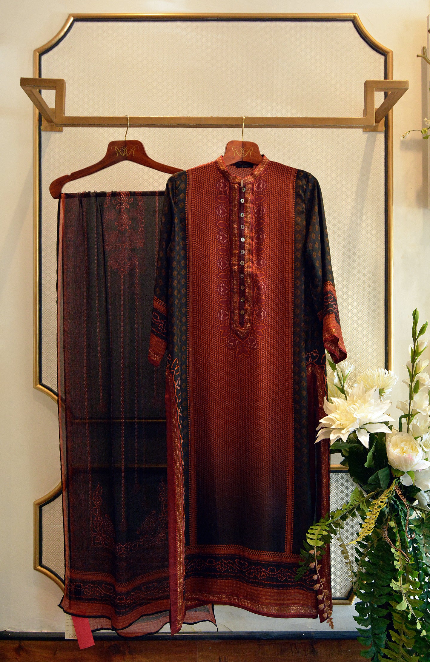 Bhuj : Ramin Irem Redwood