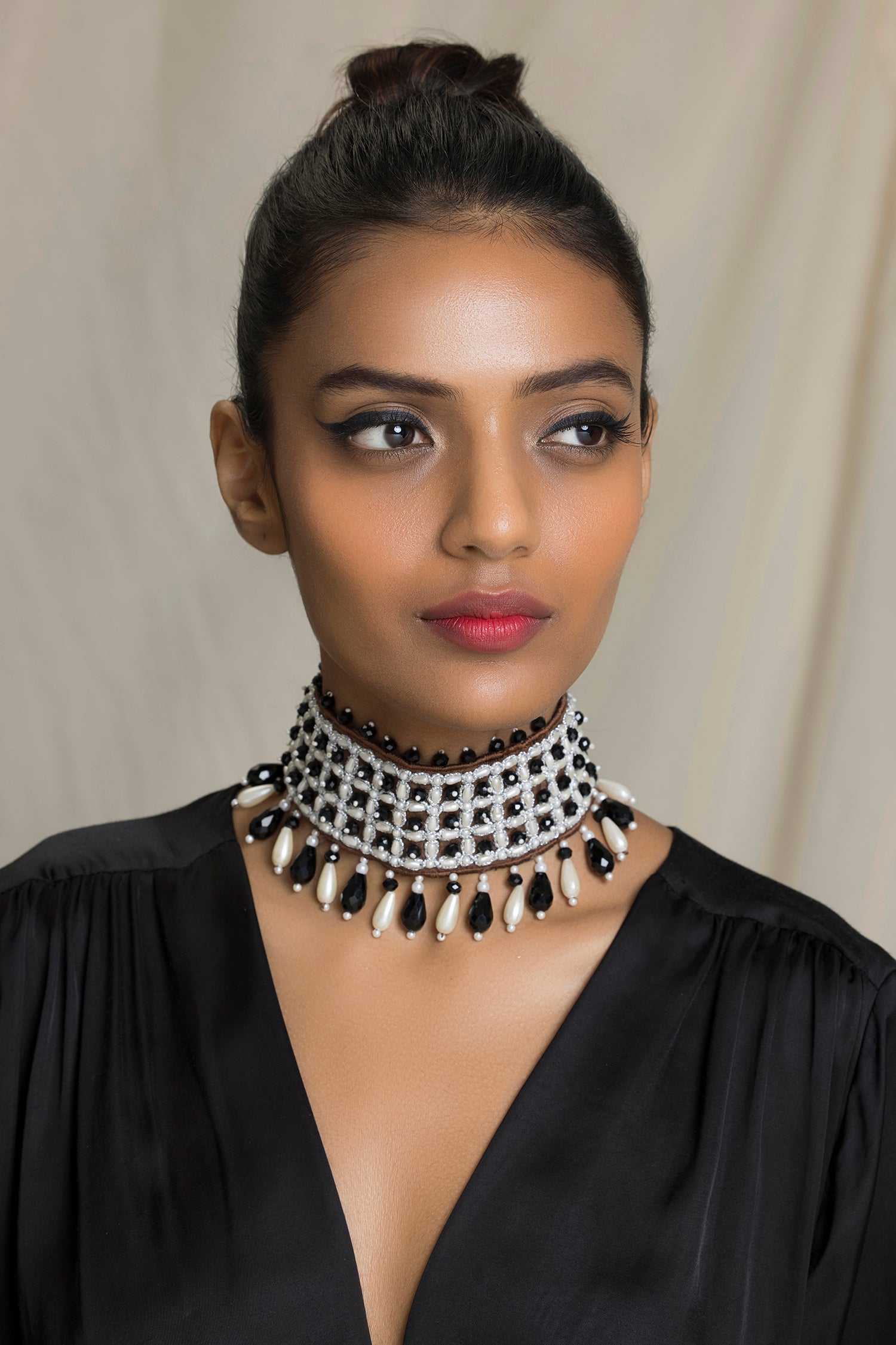 Ahana : J34 : Black/White