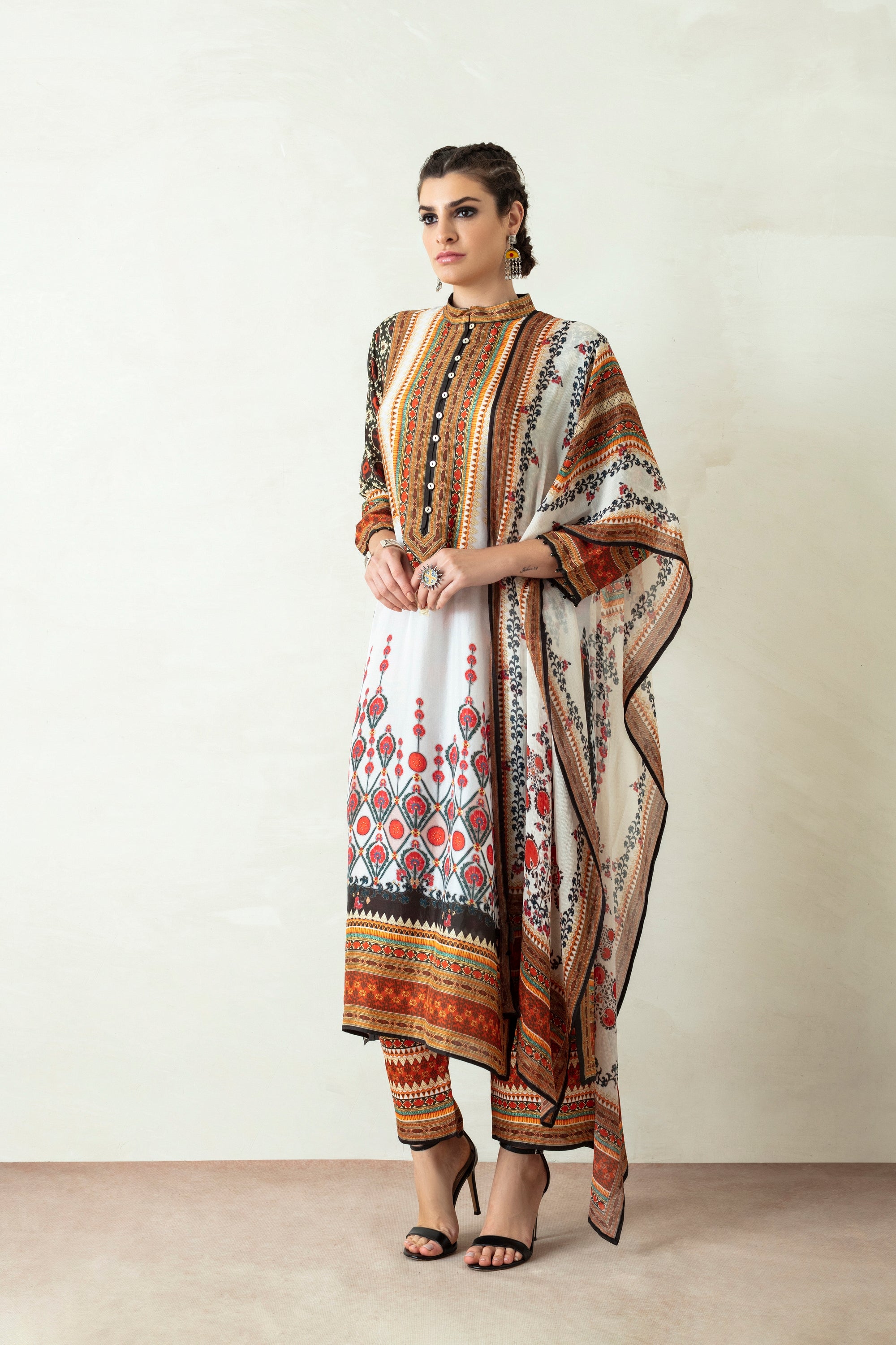 Suzani : Ramin - Ivory/Black