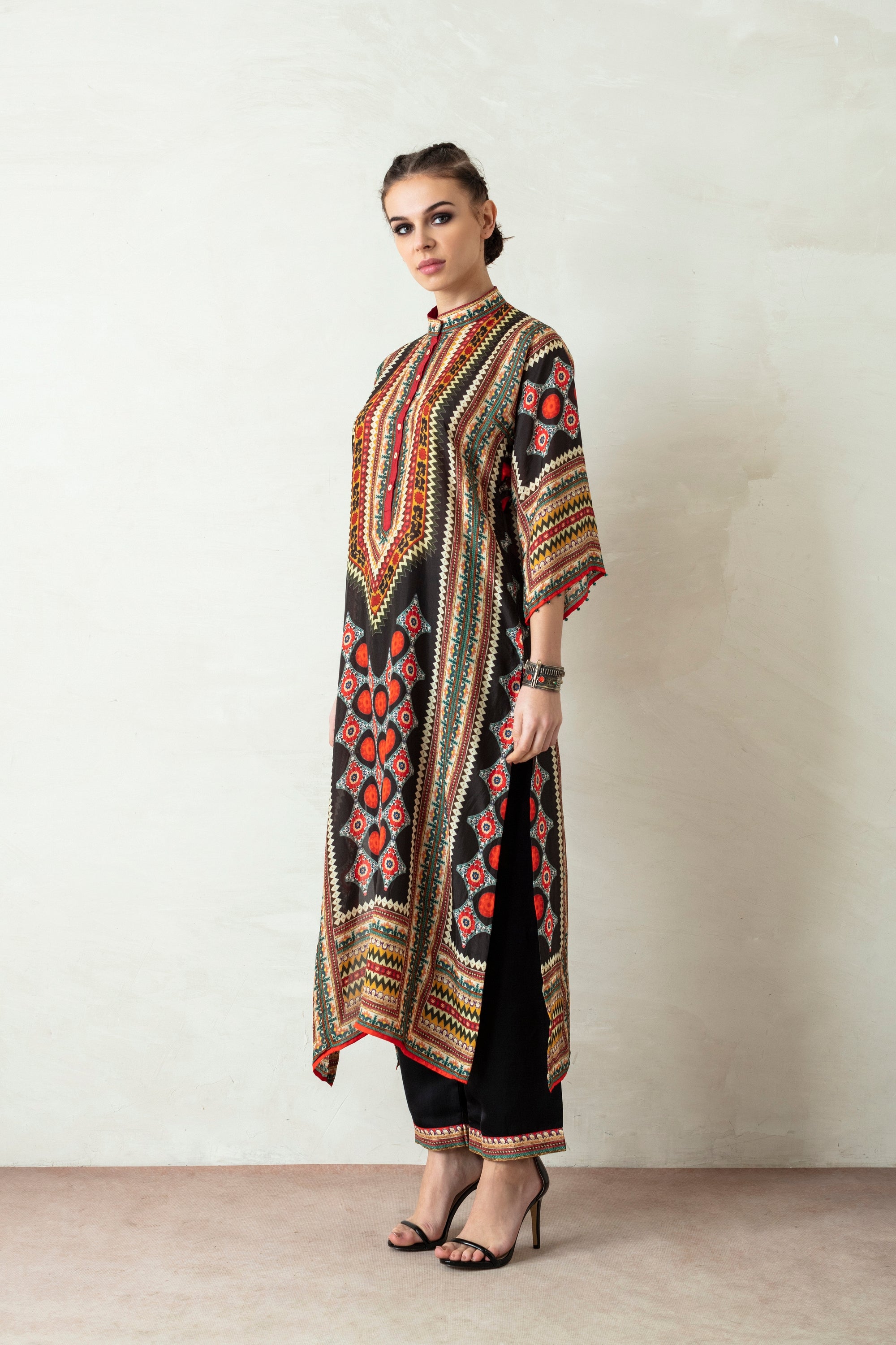 Uzbek : Ghazala - Black/Red